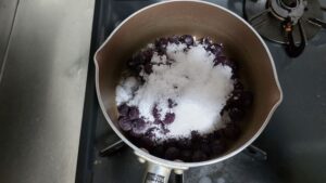冷凍ブルーベリーに適当に砂糖を入れる